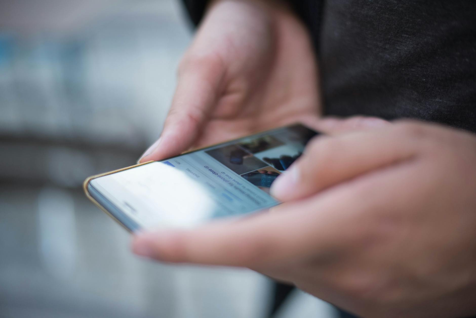 LINEで「このサイトは安全ではないため閉じてください」と表示されたスマホ画面のイメージ